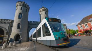 Straßenbahn am Nauener Tor in Potsdam