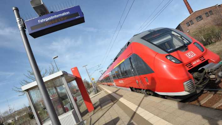Regionalzug der Deutschen Bahn (DB regio) am Haltepunkt Cottbus-Merzdorf Regionalzug der Deutschen Bahn (DB regio) am Haltepunkt Cottbus-Merzdorf