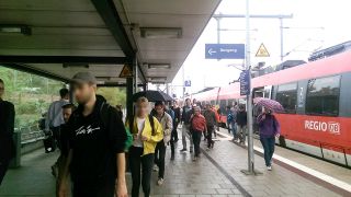 Pendler am Bahnhof Golm in Potsdam