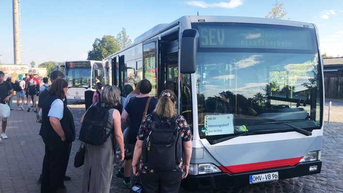 Pendler steigen in den Schienenersatzverkehr in Kremmen Pendler steigen in den Schienenersatzverkehr in Kremmen