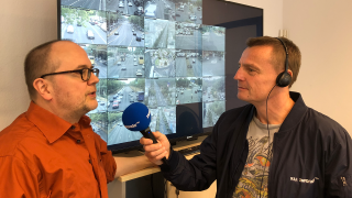 Inforadio-Reporter Markus Streim berichtet aus der Inforadio-Verkehrszentrale (hier mit Kollege Michael Neumann)