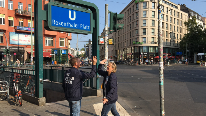 Angekommen am Rosenthaler Platz: Inforadio-Reporter Sabine Dahl und Markus Streim.