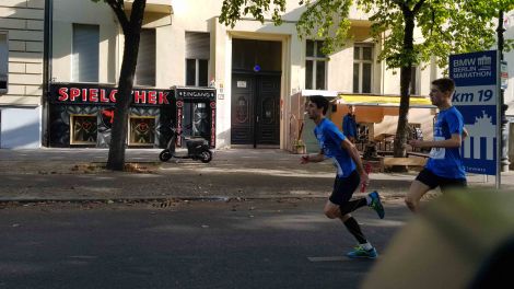 Marathonwette 2018: Übergabe von Hendrik Feige auf Matthias Schwartz