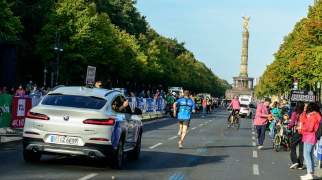 Inforadio Marathonwette 2018 - der Startläufer läuft Richtung Siegessäule