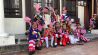 Kinder feiern den Unabhängigkeitstag von Malaysia am 31. August