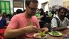 Jörg isst Assam Laksa. Vermutlich das beliebteste Essen in Penang. Auf jeden Fall sind die Menschen hier besonders stolz auf dieses Gericht.