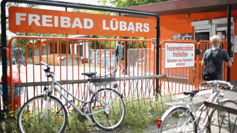 Badegäste gehen am Freitag (29.06.2012) in das Freibad Lübars in Berlin. (Bild: dpa/Picture Alliance)