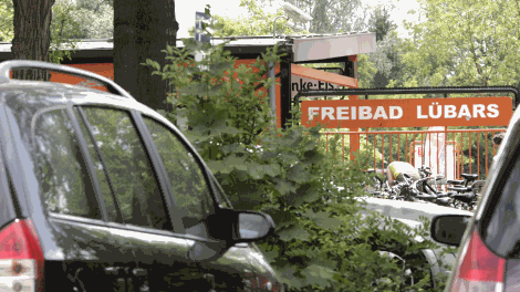 Autos stehen am Freitag (29.06.2012) auf dem Parkplatz des Freibads Lübars in Berlin. (Bild: dpa/Picture Alliance)
