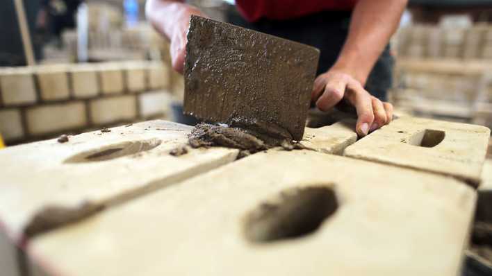 ARCHIV - 21.06.2016, Nordrhein-Westfalen, Köln: Ein Auszubildender zum Maurer arbeitet im Ausbildungszentrum Butzweilerhof an einer Mauer