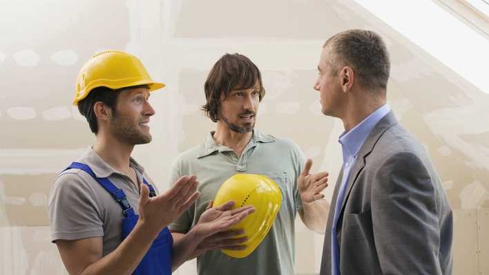 Drei Männer unterhalten sich auf einer Baustelle (Quelle: imago/Westend61) Drei Männer unterhalten sich auf einer Baustelle (Quelle: imago/Westend61)