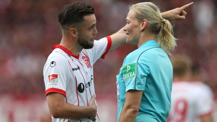 Schiedsrichterin Bibiana Steinhaus bei der Arbeit