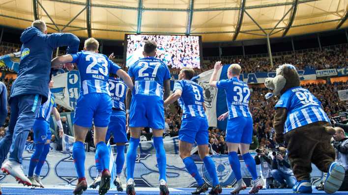 Spieler von Hertha BSC feiern vor der Ostkurve Spieler von Hertha BSC feiern vor der Ostkurve
