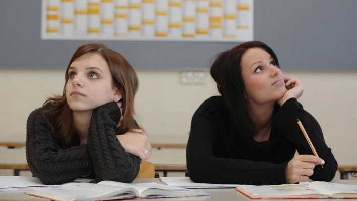 Schülerinnen gucken desinteressiert zur Decke (Bild: imago/blickwinkel)