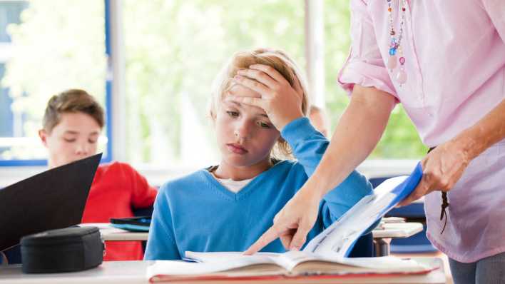 Schüler bekommt eine Klassenarbeit zurück Schüler bekommt eine Klassenarbeit zurück