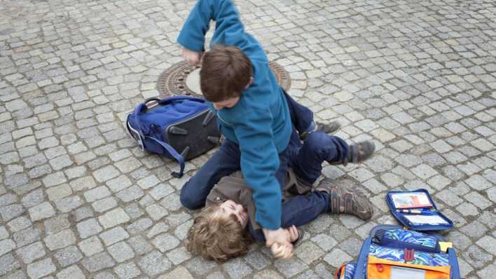Kinder prügeln sich auf dem Schulhof