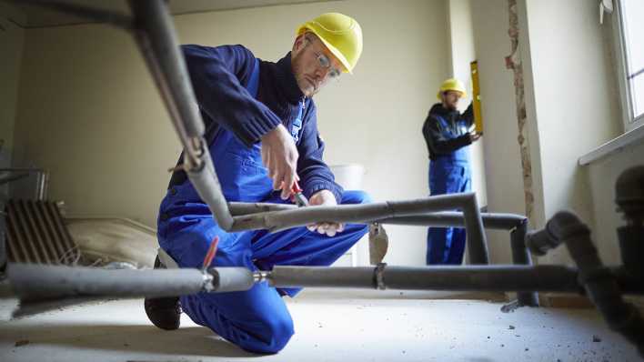 Bauarbeiter bei der Sanierung eines Altbaus, Baustelle in Berlin. Bauarbeiter bei der Sanierung eines Altbaus, Baustelle in Berlin.
