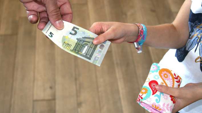 Ein Mädchen bekommt fünf Euro Taschengeld Ein Mädchen bekommt fünf Euro Taschengeld