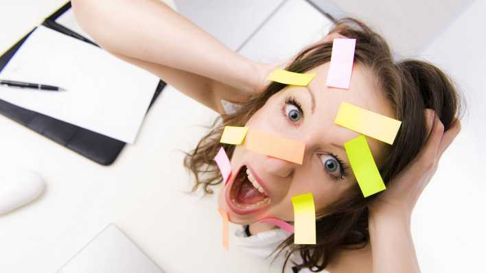 Bueroangestellte mit vielen Post-Its im Gesicht Bueroangestellte mit vielen Post-Its im Gesicht