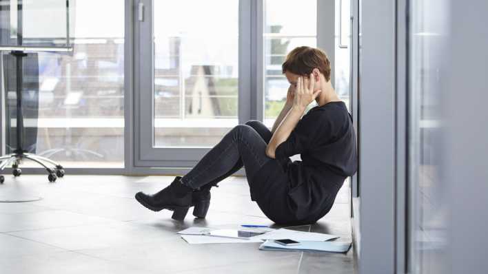 Gestresste Frau im Büro Gestresste Frau im Büro