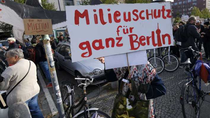 Demonstration gegen Mietervertreibung, Gentrifizierung und soziale Armut in Berlin-Prenzlauer Berg