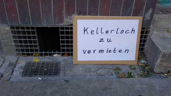 Schild an einem Kellerloch Schild an einem Kellerloch
