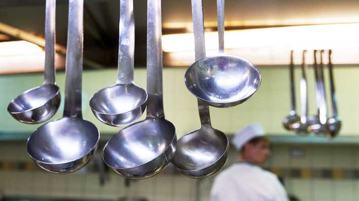Kochlöffel hängen in einer Küche (Quelle: imago/ITAR-TASS)