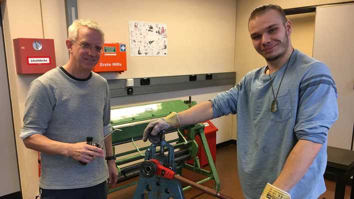 Lehrer Werner Kienz (li.) und Azubi Maurice (re.) im Oberstufenzentrum Lichtenberg Lehrer Werner Kienz (li.) und Azubi Maurice (re.) im Oberstufenzentrum Lichtenberg