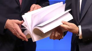 EU-Brexit-Beauftragter Michel Barnier und EU-Ratspräsident Donald Tusk blättern im Entwurf für den Brexit-Vertrag (Bild: dpa)