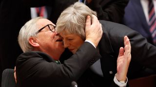 Jean-Claude Juncker, Präsident der Europäischen Kommission, begrüßt Theresa May, Premierministerin von Großbritannien, bei einer Konferenz im Rahmen eines EU-Gipfels im Dezember 2018. (Bild: dpa)
