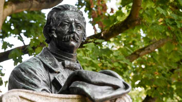 Denkmal des Dichters Theodor Fontane im Stadtzentrum von Neuruppin (Foto: dpa)