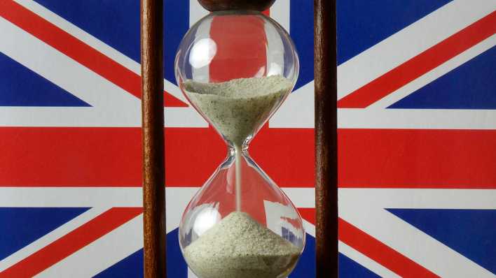 Sanduhr vor britischer Fahne (Bild: imago/Steinach) Sanduhr vor britischer Fahne (Bild: imago/Steinach)