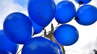Ballons mit der EU-Flagge vor dem britischen Parlament in London (Bild: imago/ZUMA Press)