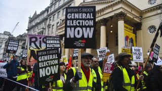 Demonstranten rufen im Januar 2019 zu Neuwahlen in Großbritannien auf (Bild: imago/ZUMA Press)