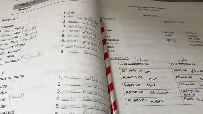 Übungsheft der Sprachschule (Bild: rbb/Jörg Poppendieck) Übungsheft der Sprachschule (Bild: rbb/Jörg Poppendieck)