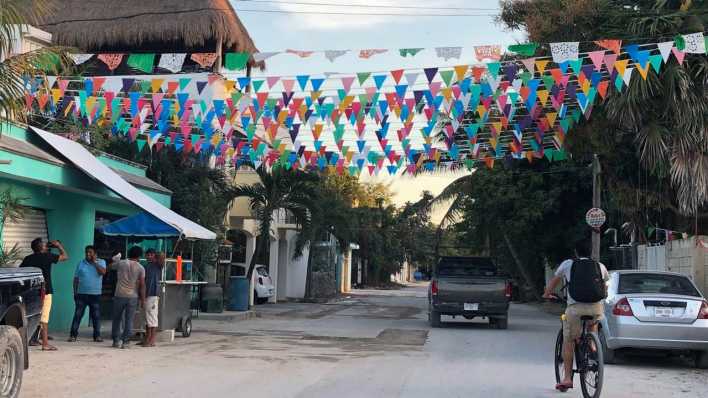 Straße in Tulum (Bild: rbb/Jörg Poppendieck) Straße in Tulum (Bild: rbb/Jörg Poppendieck)