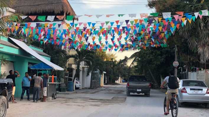 Straße in Tulum (Bild: rbb/Jörg Poppendieck)