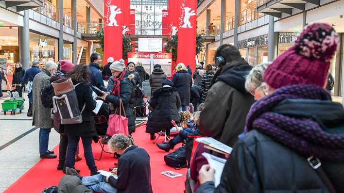Berlin: Zahlreiche Filmfans warten auf den Kartenvorverkauf für die Berlinale 2019 ©ZB/Jens Kalaene