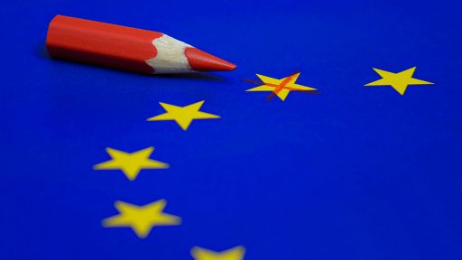 Mit einem roten Stift ist auf der Europäischen Flagge ein Stern angekreuzt (Bild: imago/Steinach)