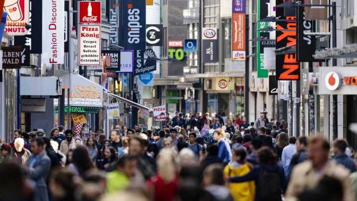 Symbolbild: Menschenmenge in einer Einkaufsstraße in Köln. (Bild: imago/ Christoph Hardt)