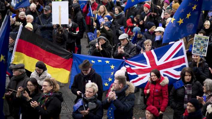 Symbolbild deutsch-britische Beziehungen: Die Demonstration "Pulse of Europe" auf dem Berliner Gendarmenmarkt im Januar 2019. (Bild: imago/ Stefan Boness/ Ipon)