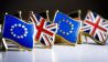 Symbolfoto zum Thema Brexit: Die Flaggen von Grossbritannien und der Europaeischen Union stehen nebeneinander. (Bild: imago/ Thomas Trutschel)