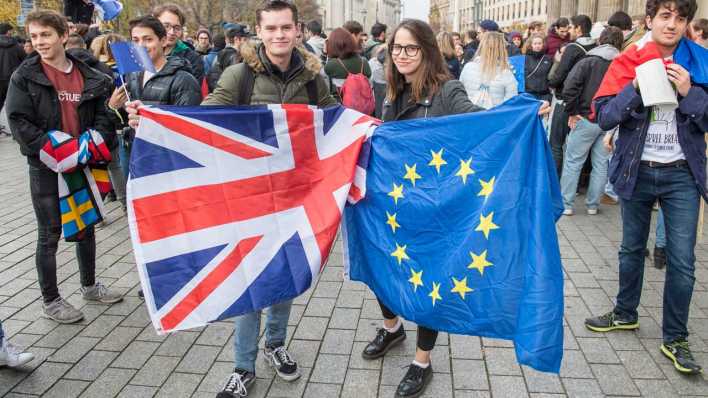 Symbolbild: Junge Menschen mit der Flagge der EU und der Flagge Großbritanniens. (Bild: imago/ Christian Ditsch) Symbolbild: Junge Menschen mit der Flagge der EU und der Flagge Großbritanniens. (Bild: imago/ Christian Ditsch)