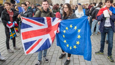 Symbolbild: Junge Menschen mit der Flagge der EU und der Flagge Großbritanniens. (Bild: imago/ Christian Ditsch)