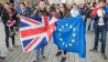 Symbolbild: Junge Menschen mit der Flagge der EU und der Flagge Großbritanniens. (Bild: imago/ Christian Ditsch)