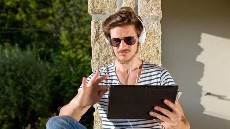 Symbolbild: Ein Mann mit Sonnenbrille und Tablet-PC in der Hand. (Bild: imago/ ruivalesousa)