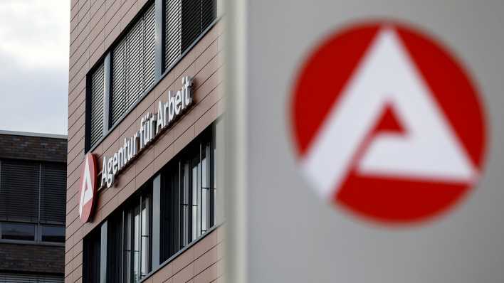 Logo an der Agentur für Arbeit in Ossendorf. Köln Logo an der Agentur für Arbeit in Ossendorf. Köln