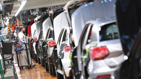 Symbolbild: Fließbandarbeiter beim Autobauer Audi am Fließband. (Bild: imago/ Frank Hoermann/ Sven Simon)