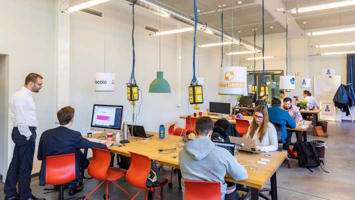 Gründungsteams an Tischen im Coworking Space der EINS an der Technischen Universität Berlin. (Bild: TU Berlin/ Felix Noak) Gründungsteams an Tischen im Coworking Space der EINS an der Technischen Universität Berlin. (Bild: TU Berlin/ Felix Noak)