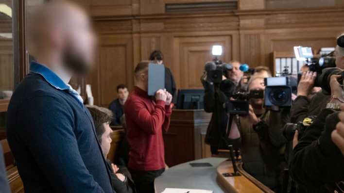 Berlin: Marvin N. (l) und Hamdi H. (r) stehen in einem Gerichtssaal und warten auf ihr Urteil. (Bild: dpa/ Paul Zinken) Berlin: Marvin N. (l) und Hamdi H. (r) stehen in einem Gerichtssaal und warten auf ihr Urteil. (Bild: dpa/ Paul Zinken)