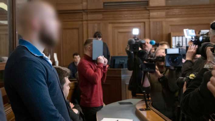 Berlin: Marvin N. (l) und Hamdi H. (r) stehen in einem Gerichtssaal und warten auf ihr Urteil. (Bild: dpa/ Paul Zinken)